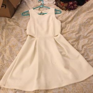 🕺🏾White midi dress with cut outs in side